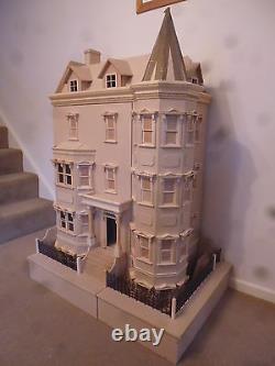 The Bentley House 1/12 scale Dolls House readymade 12DHD041