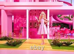 Barbie La Poupée de Film Margot Robbie Collectionnable Vêtue de Rose En Main Tenue 2023