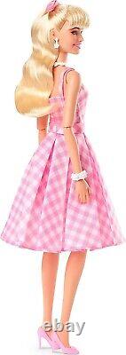Barbie La Poupée de Film Margot Robbie Collectionnable Vêtue de Rose En Main Tenue 2023