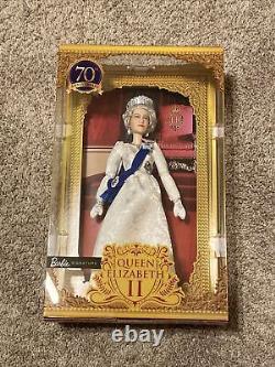 Barbie Signature Reine Elizabeth II Poupée Du Jubilé Platinum Dans Les Navires À La Main