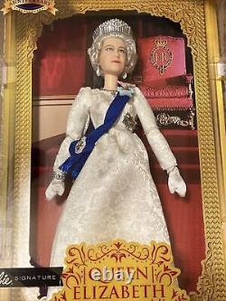 Barbie Signature Reine Elizabeth II Poupée Du Jubilé Platinum Dans Les Navires À La Main