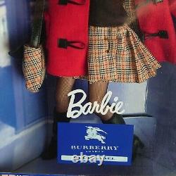 Burberry Blue Étiquette Barbie Poupée Limitée Edition Rouge Manteau Peluche Nouveau