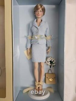 Diana, la princesse du peuple, poupée Franklin Mint de 16 pouces en costume bleu. Comme neuf dans sa boîte.