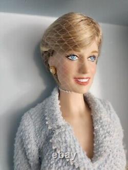Diana, la princesse du peuple, poupée Franklin Mint de 16 pouces en costume bleu. Comme neuf dans sa boîte.