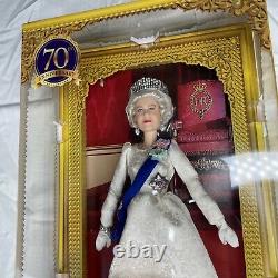 En Hand Barbie Signature Reine Elizabeth II Doll Jubilé Platinum Nouveau 2022