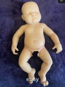 Garçon renaissant: poupée bébé réaliste