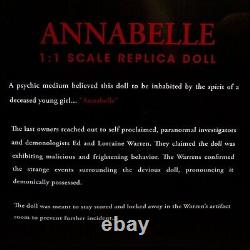 La Réplique de la Poupée Annabelle, un Cauchemar d'Halloween, Effrayant et Ensorcelant.