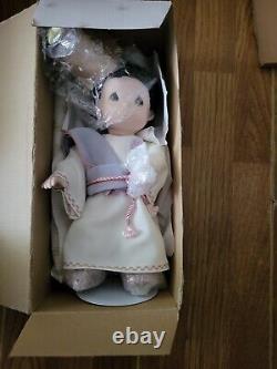 Les galeries Ashton-Drake : un ensemble de neuf poupées comprenant le bébé Jésus