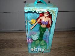 Magasin Disney Poupée Ariel Chanteuse de la Petite Sirène 17' avec Flounder Tout Neuf