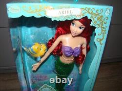 Magasin Disney Poupée Ariel Chanteuse de la Petite Sirène 17' avec Flounder Tout Neuf