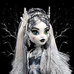 Monster High Sdcc Exclusive Voltageous Frankie Stein 2022 Black & White In Hand