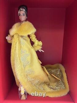 Nouvelle poupée Barbie signature Guo Pei édition limitée portant une robe jaune dorée.
