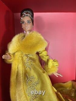Nouvelle poupée Barbie signature Guo Pei édition limitée portant une robe jaune dorée.