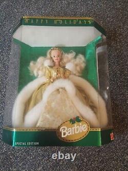 Poupée Barbie Joyeuses Fêtes 1994. Tout neuf. La boîte du bas s'est détachée.
