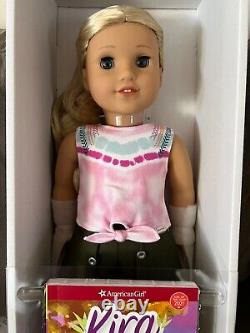 Poupée américaine Kira Bailey avec ensemble d'accessoires de poupée NOUVEAU NIB de l'année