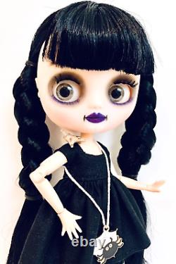 Poupée articulée BJD Wednesday Addams 8, modèle unique Middie Blythe, dans sa tenue classique avec Thing
