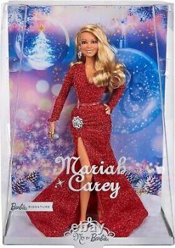 Poupée de Noël Barbie Signature Mariah Carey 2023 en robe rouge, en main