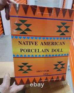 Poupée en porcelaine amérindienne ABC # 25188 NPD - Toute neuve dans sa boîte